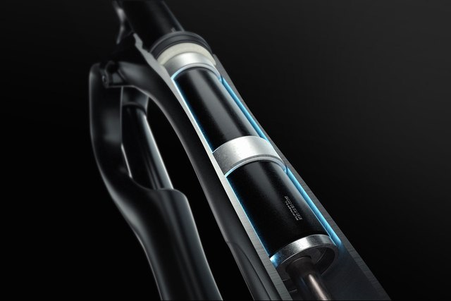 Giant Crest 34 RRL fork, 100 mm: manufacturer bushing and stanchion cutaway. Technical illustration; complete fork, travel and remote controls are not shown.