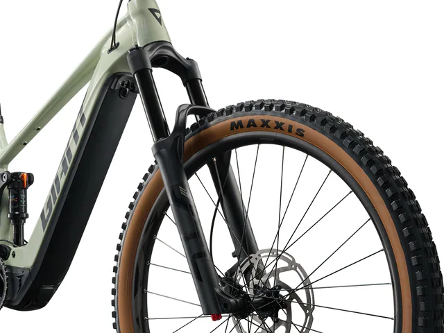 Giant STL 36 Air, 150mm travel, manufacturer fork stl36 stanchions legs and axle detail