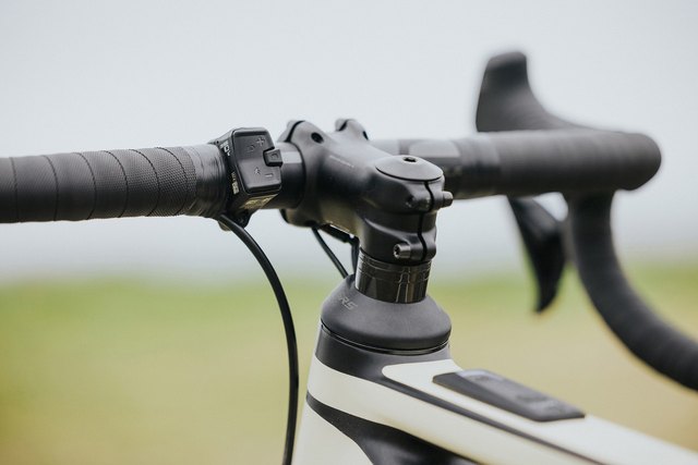 Bosch eBike Systems Bosch Mini Remote Dropbar BRC3310 31.8 mm. Manufacturer reference photo; color and size may vary.