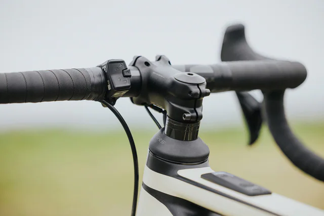 Bosch eBike Systems Bosch Mini Remote Dropbar BRC3310 31.8 mm. Manufacturer reference photo; color and size may vary.
