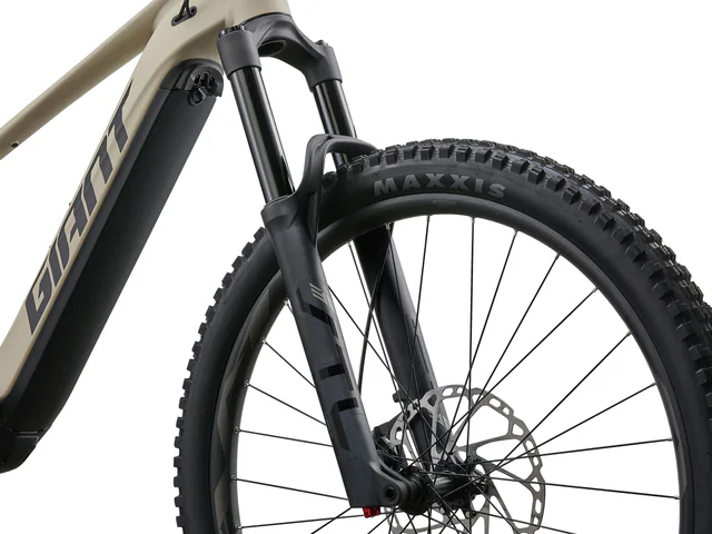 Giant STL 36 Air, 150mm travel, manufacturer fork stl36 stanchions legs and axle detail